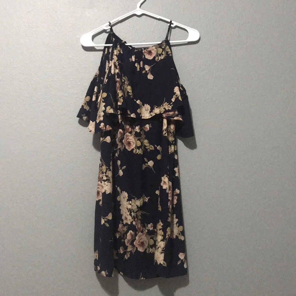 Straps are adjustable it can be worn either way